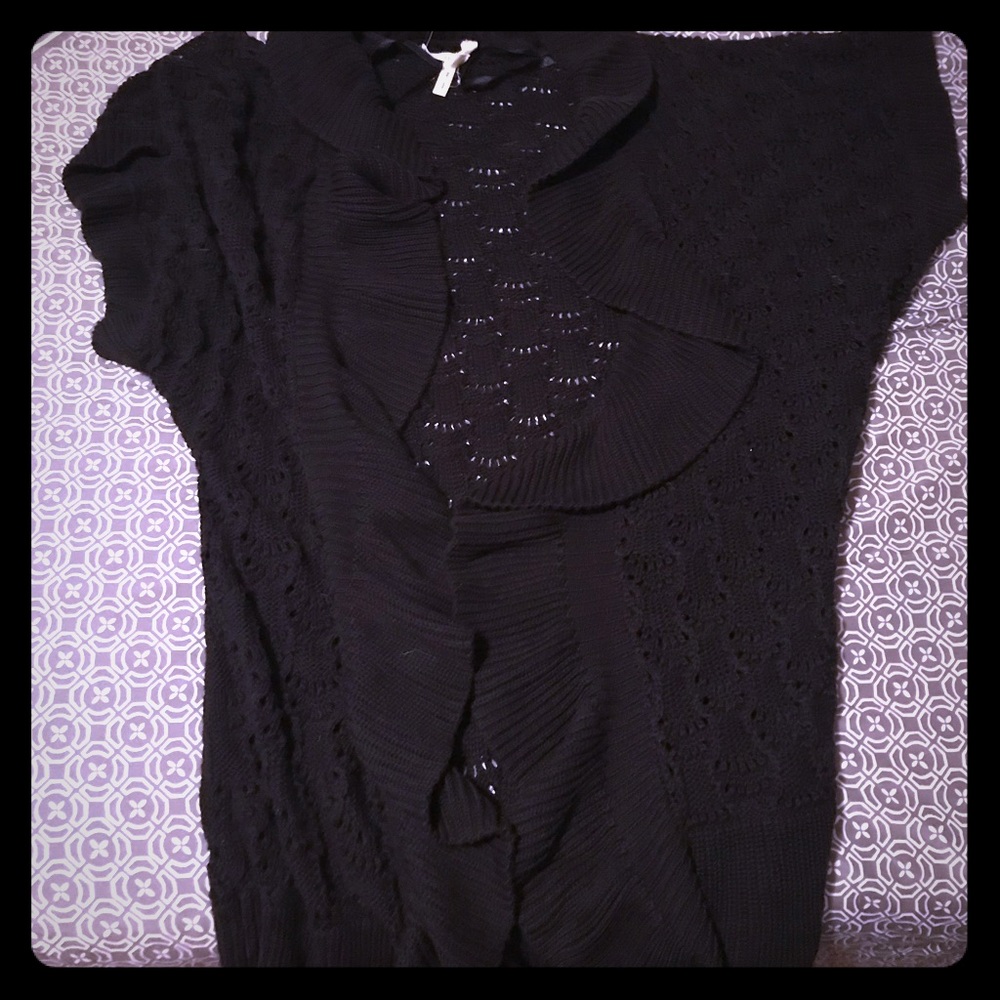 Short sleeved knitted sweater